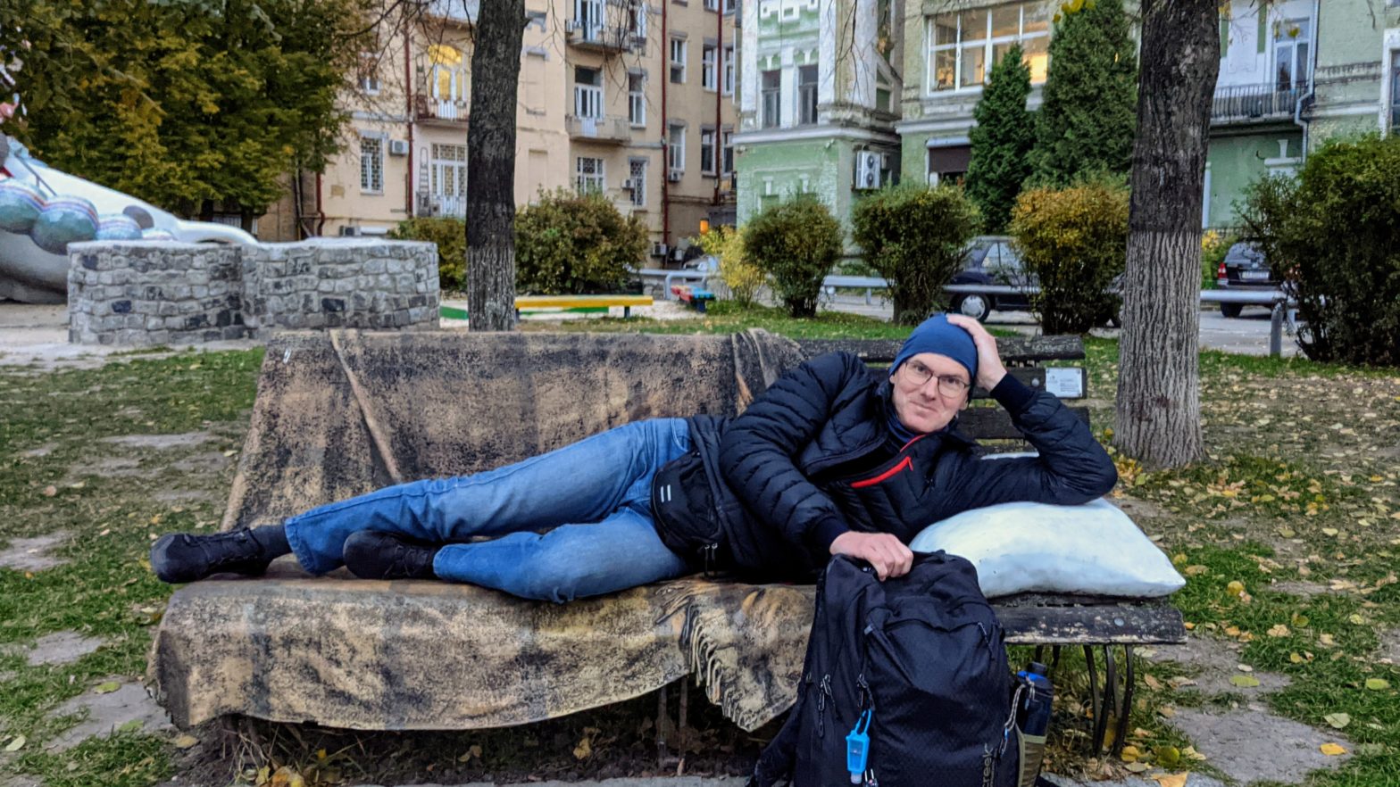 Ich auf der Parkbank in Kiew